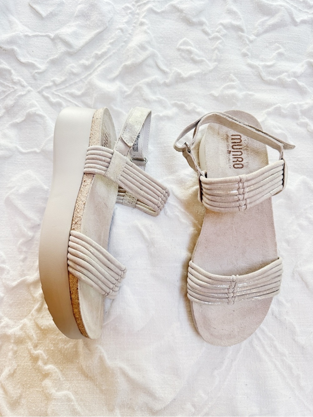 Munro Alessia in Beige Metallic Suede Size 9.5M New